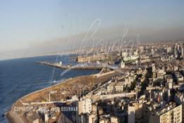 Image du Maroc Professionnelle de  Vue du minaret de la mosquée Hassan II, cette image nous offre au premier plan à gauche un panorama sur le chantier de la future Marina, alors qu'au fond on découvre les installations du port de Casablanca, Lundi 12 Janvier 2009. A droite ce sont les construction de la médina. (Photo / Abdeljalil Bounhar) 